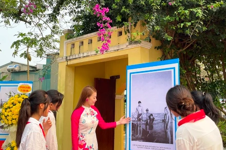 Hình ảnh Bác Hồ với người dân thôn Vinh Sơn ở Sầm Sơn.