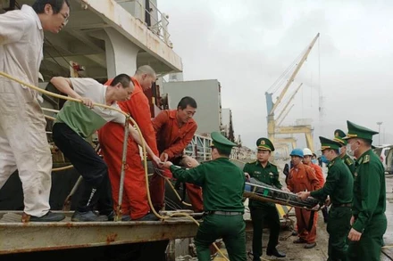 Lực lượng chức năng cứu hộ nạn nhân hôn mê.