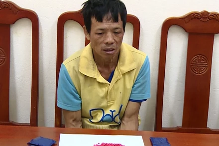 Đối tượng cùng ma túy tang vật.