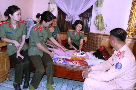 Các thành viên đoàn công tác của Công an Thanh Hóa thăm hỏi, động viên trẻ em kém may mắn.