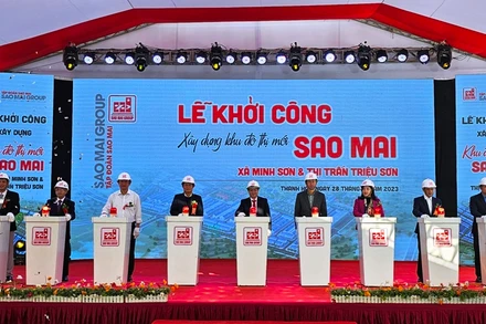 Các đại biểu ấn nút phát lệnh khởi công dự án.