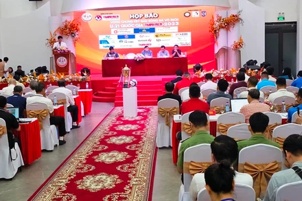 Quang cảnh lễ bốc thăm, chia bảng thi đấu bóng đá.