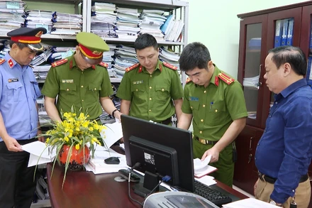 Đại diện các cơ quan chức năng xem xét các tài liệu liên quan.