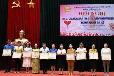 Thành phố Thanh Hóa tôn vinh, khen thưởng các tập thể, cá nhân tiêu biểu trong hiến máu nhân đạo.
