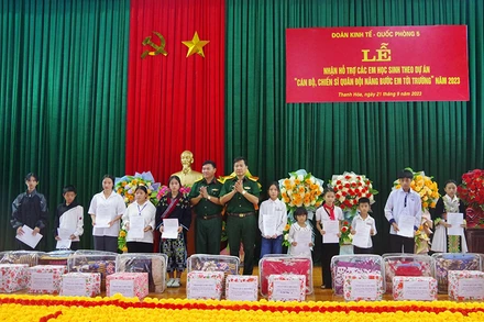 Đại diện Đoàn Kinh tế-Quốc phòng 5 trao quà và quyết định hỗ trợ 11 học sinh.