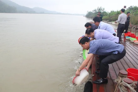 Cán bộ, nhân dân Thanh Hóa thả cá xuống sông Mã.
