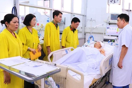 Lãnh đạo Công an tỉnh thăm đồng đội bị thương đang cấp cứu, điều trị ở Hà Nội.