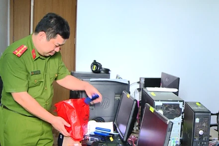 Công an kiểm tra các thiết bị nhóm đối tượng sử dụng để thực hiện hành vi lừa đảo.