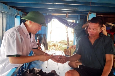 Quân y Biên phòng chăm sóc, theo dõi sức khỏe người gặp nạn trên biển.