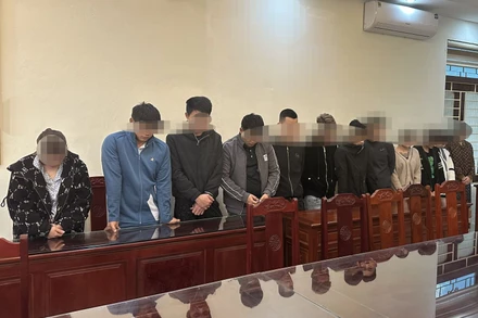 Các đối tượng sử dụng ma túy bị bắt quả tang. 