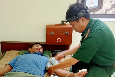 Quân y Biên phòng theo dõi sức khỏe nạn nhân.