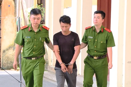 Công an dẫn giải đối tượng trộm cắp tài sản.