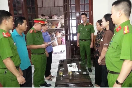 Cơ quan chức năng thi hành quyết định khởi tố, lệnh khám xét nơi ở của bị can.