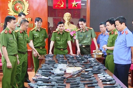 Các cơ quan chức năng tịch thu các loại vũ khí tang vật.