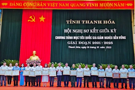 Lãnh đạo tỉnh Thanh Hóa trao tặng Bằng khen cho các tập thể có thành tích xuất sắc trong thực hiện mục tiêu giảm nghèo bền vững.