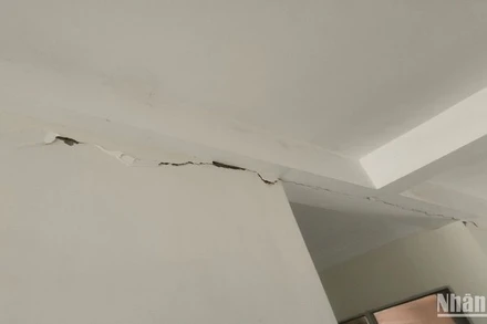 Vết nứt kéo dài sau trận động đất tại trụ sở các cơ quan, hội đoàn thể huyện Sơn Tây.