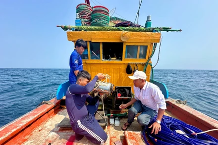 Ngư dân đảo Lý Sơn chuẩn thiết bị lặn xuống tàu kéo bị chìm để tìm người mất tích.