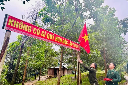 Anh A Lăng Lun thay cờ Tổ quốc cùng bà con vùng biên giới mừng đón năm mới 