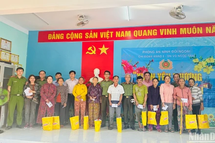 Trao quà cho bà con ngư dân vùng biển huyện Bình Sơn.