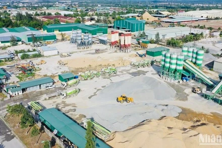 Hơn 3ha đất dự án, nhiều trạm bê-tông trái phép hoạt động nguy cơ gây ô nhiễm môi trường.