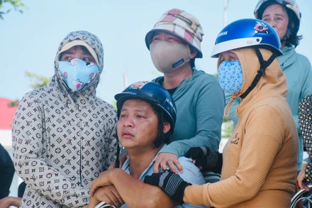 Chứng kiến nhiều gia đình đoàn tụ, người thân ngư dân Đoàn Văn Chí vẫn đang mất tích, khóc nức nở.