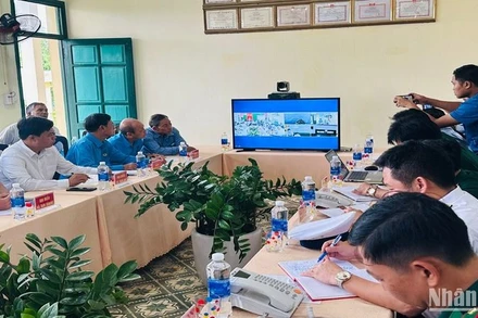 Sở chỉ huy tiền phương đã kết nối trực tiếp với tàu Cảnh sát biển 8002 và hai tàu Quân chủng Hải quân để gia đình có ngư dân biết tình hình tìm kiếm trên thực địa.