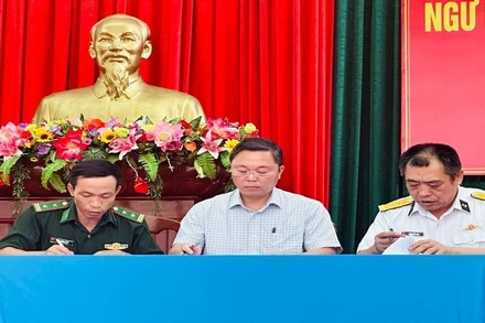 Các cơ quan chức năng nhận bàn giao ngư dân từ Quân chủng Hải quân.