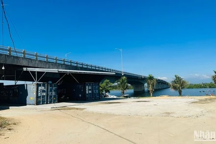 Văn phòng Công ty TNHH MTV Vận tải và thương mại 136 nằm ngay dưới gầm cầu Trà Bồng.