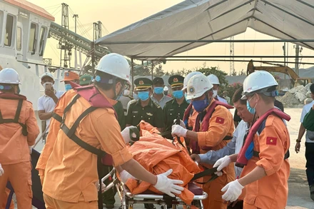 Lực lượng chức năng đưa thuyền viên tử nạn vào bờ.