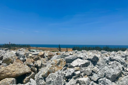 Hàng trăm nghìn khối đá do Công ty TNHH Lý Tuấn tập kết tại khu vực cảng quân sự ở Kỳ Hà.