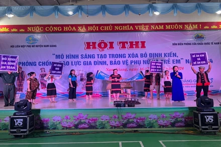 Đưa thông tin, kiến thức, kỹ năng bằng hình thức sân khấu hóa đến với bà con vùng cao.