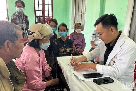 Khám sức khỏe cho người dân các địa phương ven biển Quảng Ngãi.