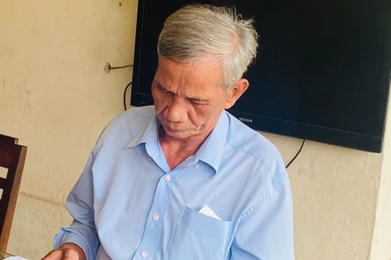 Bị cáo Trần Tấn Hùng tại thời điểm nhận quyết định tạm giam của Cơ quan Cảnh sát điều tra huyện Tư Nghĩa.