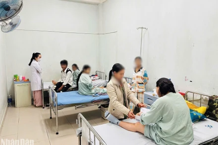 Các bệnh viện tuyến tỉnh tại Quảng Ngãi liên tục tiếp nhận nhiều trường hợp cấp cứu khi bé gái mang thai, sinh con từ 13-16 tuổi