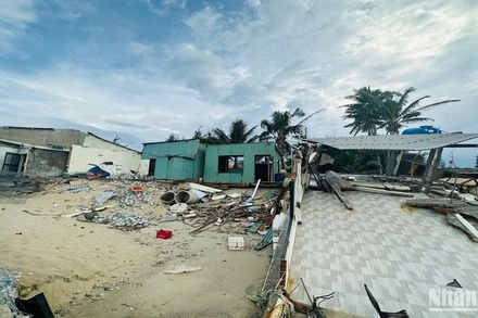 Bờ biển Cửa Đại đoạn qua khối phố Thịnh Mỹ, phường Cẩm An, thành phố Hội An bị sóng biển xâm thực cuốn trôi nhà dân nhiều tháng qua.