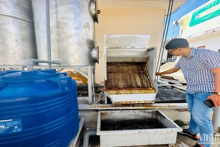 Với mức đầu tư 3,8 tỷ đồng, Cảng neo trú tàu thuyền Tịnh Hòa chưa hoạt động nhưng một số thiết bị của trạm xử lý nước thải đã rỉ sét.