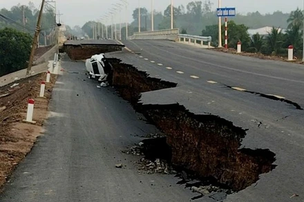 Đường dẫn cầu Hòa Bình (tỉnh Tây Ninh) bị sụt lún.