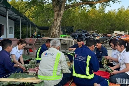 Không khí Tết tại công trường cũng rộn ràng với cây nêu, bếp lửa đun nồi bánh chưng nghi ngút, và những món ăn mang đậm hương vị Tết cổ truyền được chuẩn bị kỹ lưỡng.