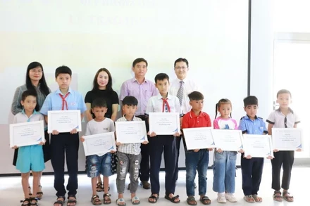 Trao học bổng Chương trình Học bổng Vòng tay nhân ái năm 2024 cho con em các nạn nhân tai nạn giao thông tỉnh Thừa Thiên Huế.