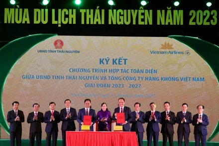 Ông Lê Hồng Hà, Tổng giám đốc Vietnam Airlines và ông Trịnh Việt Hùng, Chủ tịch UBND tỉnh Thái Nguyên ký kết và trao đổi biên bản hợp tác toàn diện.