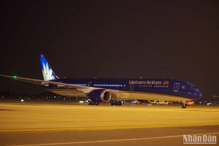 Hành khách có thể mua vé bay nội địa khởi hành sáng sớm hoặc tối muộn với mức giá thấp nhất đã gồm thuế, phí từ 1,1 triệu đồng/chiều cho hạng Phổ thông.