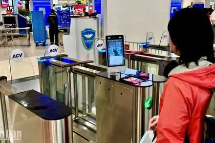 Hành khách có tài khoản định danh mức 2 có thể đăng nhập ứng dụng VNeID, đặt mua vé bay Vietjet và làm thủ tục check-in trực tuyến và xác thực sinh trắc học (eKYC) để qua cửa an ninh cũng như cửa ra tàu bay.