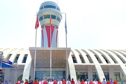 Các đại biểu cắt băng khánh thành Đài Kiểm soát không lưu Điện Biên.