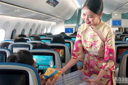 Vietnam Airlines tặng hành khách những món quà lưu niệm trên những chuyến bay Tết.