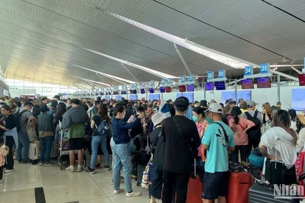 Trong dịp Tết Nguyên đán vừa qua, Cảng hàng không quốc tế Phú Quốc bị ùn ứ lượng khách làm thủ tục nhập cảnh, khiến khách du lịch phàn nàn.