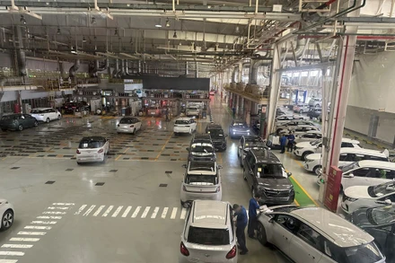 Sản xuất, lắp ráp ô-tô điện tại một nhà máy sản xuất ô-tô.