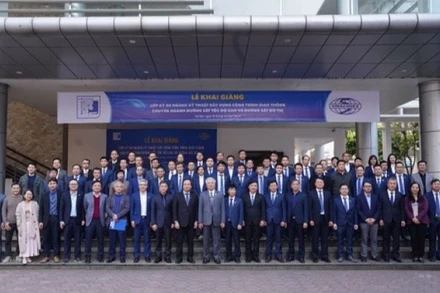 Ban lãnh đạo VINACONEX và Ban Giám hiệu Trường đại học Xây dựng chụp ảnh lưu niệm cùng các học viên lớp kỹ sư chuyên ngành đường sắt tốc độ cao và đường sắt đô thị.