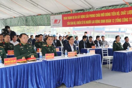 Các đại biểu tham dự khởi công cầu Phong Châu mới.