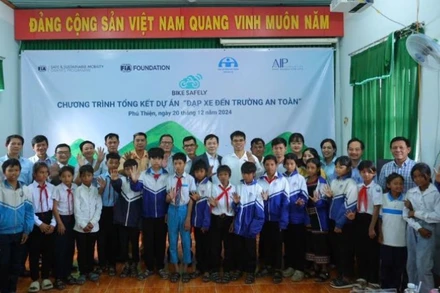 Các em học sinh, giáo viên và đại biểu tại lễ tổng kết dự án "Đạp xe đến trường an toàn".