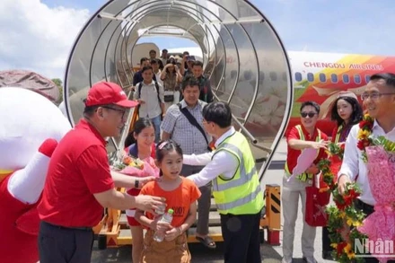 Hành khách và người dân nồng nhiệt chào đón đường Thành phố Hồ Chí Minh và Hà Nội đến Côn Đảo của VietJet.